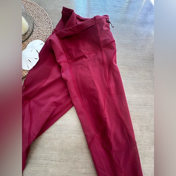 Lululemon women’s 8 lace mesh detail Burgundy Leggings - Picture 4 of 13